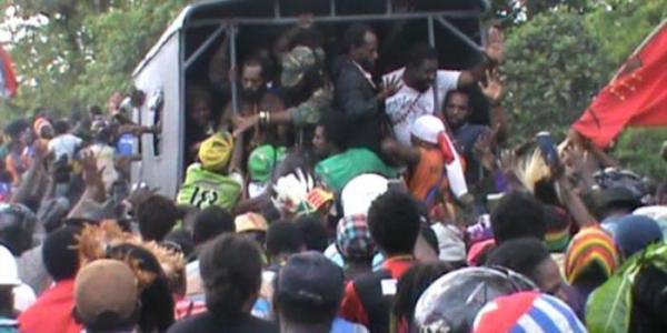 The 29 West Papuan protestors arrested yesterday at a demonstration calling for the freedom of the imprisoned French journalists. Image: Suara Papua.com