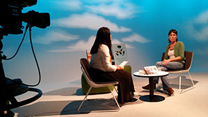 Alistar Kata interviewing Bunny McDiarmid at AUT University. Image: David Robie/PMC