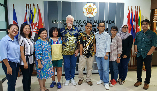 Dr David Robie and Del Abcede being welcomed by staff, research students and interns at the Center for Southeast Asian Social Studies (CESASS) at UGFM in Yogyakarta, Indonesia. Image: UGM  