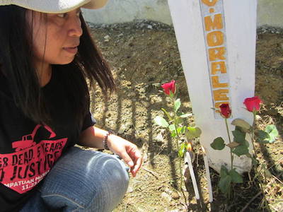 Mary-Grace Morales, who lost her husband in the Ampatuan Massacre, visits the mass grave on the fifth anniversary in 2014. Image: Jane Worthington/IFJ