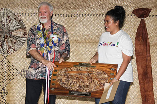 Keynote speaker and former University of the South Pacific Journalism Programme head Professor David Robie with the FALE Storyboard Award winner for best regional reporting, ‘Ana Uili. David and his wife, Del, donated this West Sepik storyboard for the awards. Photo: Lowen Sei/USP 