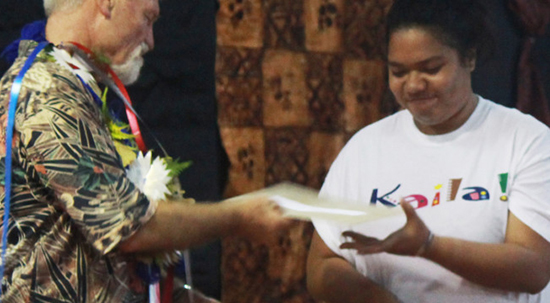 Keynote speaker and Pacific Media Centre director Professor David Robie with the FALE Storyboard Award winner for best regional reporting, ‘Ana Uili. Image: Wansolwara