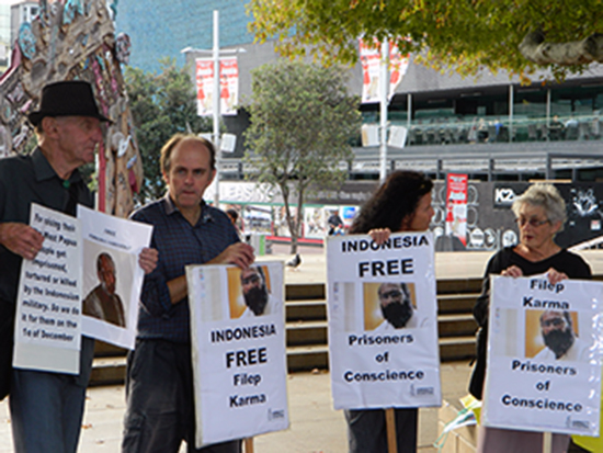 Protesters at last night’s vigil for West Papuan political prisoners in Auckland’s Aotea Square. Image: Del Abcede/PMC