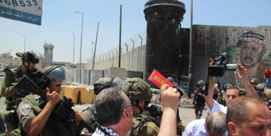 Palestinian journalists demonstrate for freedom of movement - the red card is an IFJ press card. Image: Avaaz.org