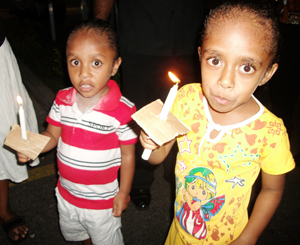 Jason and Mereani Pakoa, aged 3 and 5, join their parents at the USPHope memorial service. Photo: USP Journalism