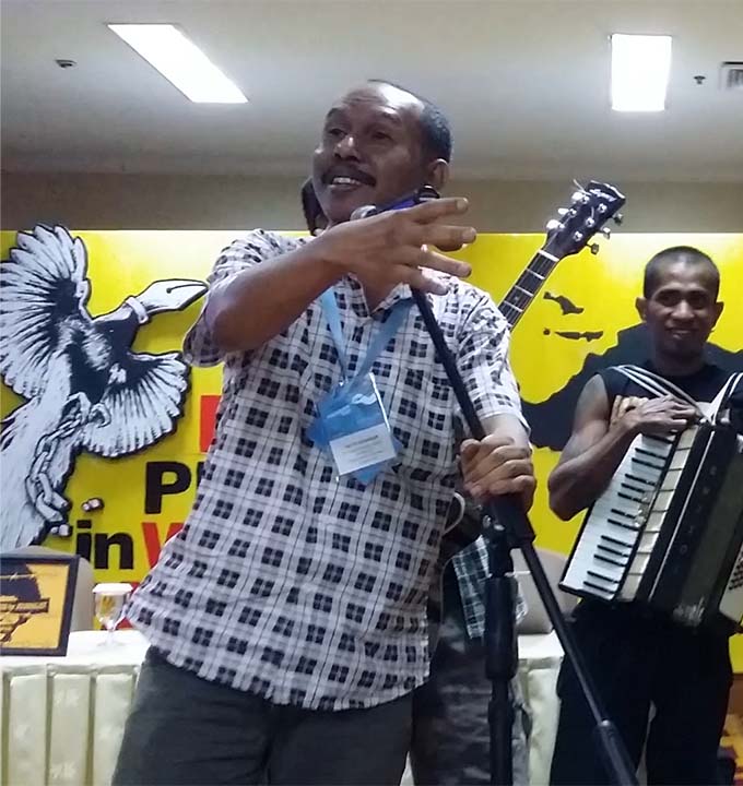 Journalist and media freedom advocate Victor Mambor at a public meeting for West Papua in Jakarta in May, 2017. Image: David Robie/PMC