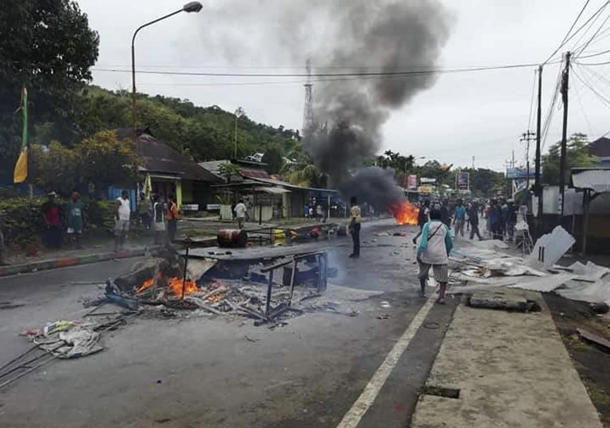 Papuan protesters set fire to the local Parliament building and cars in Manokwari earlier this week. Image: Sofwan Azhari/EPA