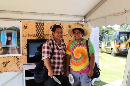 Visitors to AUT's "digital fale" at the Pasifika Festival. Photo: Yvonne Brill/PMC