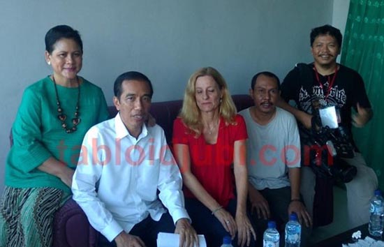 President Jokowi with First Lady Ibu Iriana and reporters from AlJazeera (Step Vaessen, on his left) and Bobby Gunawan (far right), and from Jubi, Victor Mambor after doing an exclusive interview in Abepura. Image: Jubi